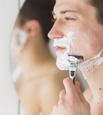 Τα καλύτερα φυσικά προϊόντα μετά το ξύρισμα για άνδρες
