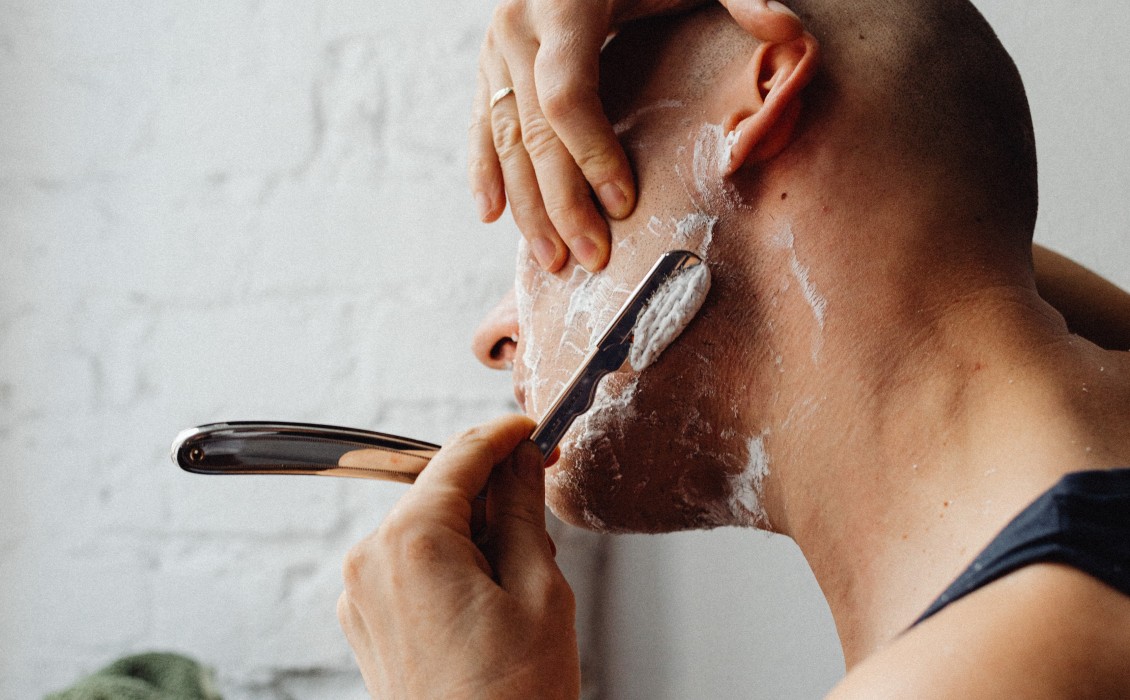 Πώς να ξυριστείτε με ένα ίσιο ξυράφι Πηγή Βyrdie