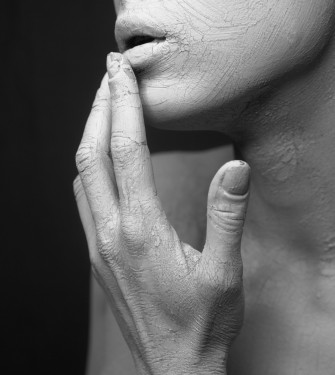 Πώς να φροντίζετε το δέρμα σας καθώς πλησιάζετε στην εμμηνόπαυση Πηγή Βyrdie