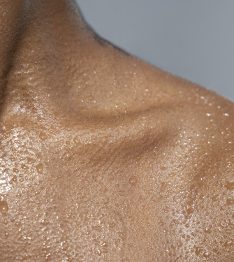 Οι επιδράσεις της εφίδρωσης στην υγεία του δέρματος: Οφέλη και προφυλάξεις