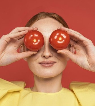 Η μάσκα ντομάτας:Μια φυσική θεραπεία για να μειώσετε τις ρυτίδες και να αναγεννήσετε το δέρμα σας