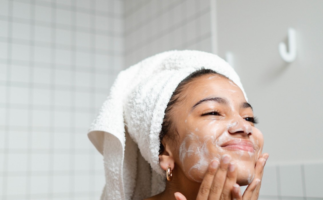 Τι συμβαίνει στο δέρμα σας εάν ξεχάσετε να πλύνετε το πρόσωπό σας πριν κοιμηθείτε;