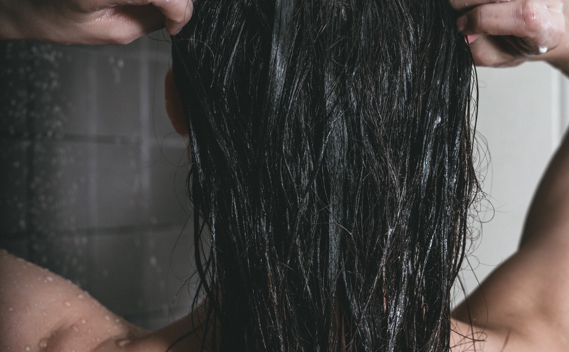 Χάνετε μαλλιά από το άγχος; Τι πρέπει να γνωρίζετε για την τριχόπτωση και το χρόνιο στρες