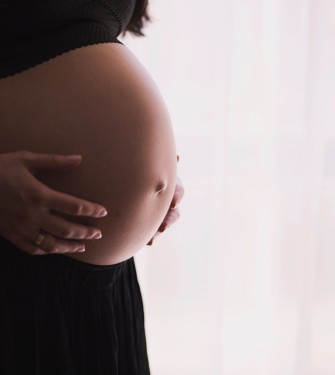 Πώς να αντιμετωπίσετε και να αποτρέψετε το ξηρό δέρμα κατά τη διάρκεια της εγκυμοσύνης